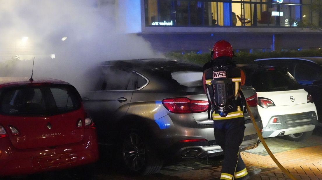 De brandweer bij de auto aan de Boermandestraat