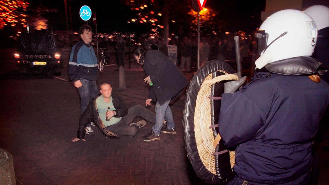 Politie in actie bij bestorming Binnenhof in 2002