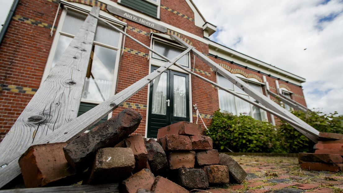 Dorpshuis in het dorpje Leermens staat gestut door de aardbevingen als gevolg van de gasboringen
