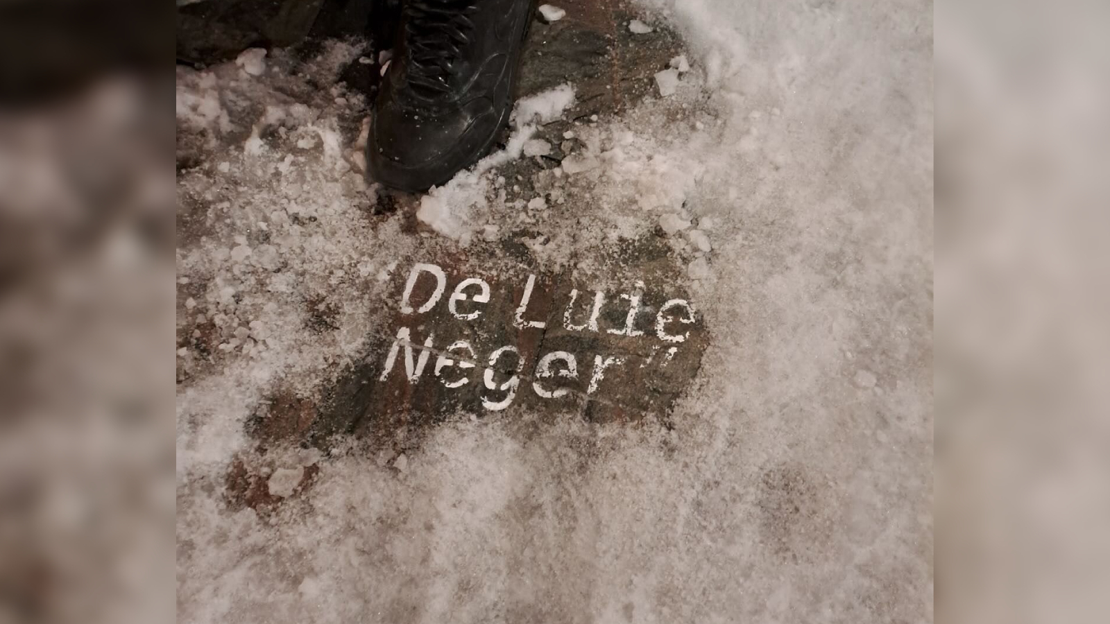Naast het grote vrouwbeeld op het Stationsplein stond korte tijd een racistische leus.
