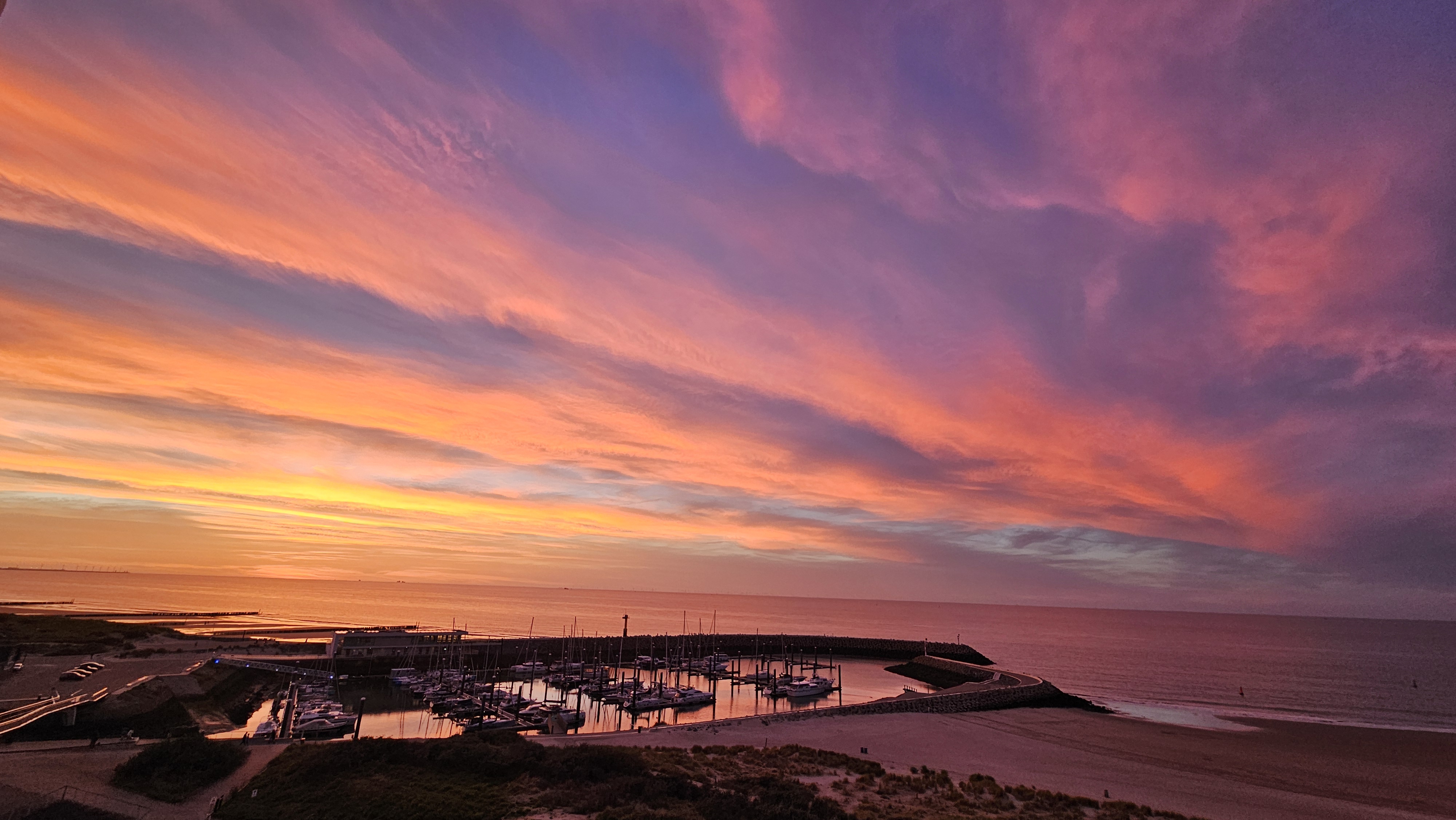Lucht boven Zeeland kleurt rood, paars en oranje: bekijk hier de foto's