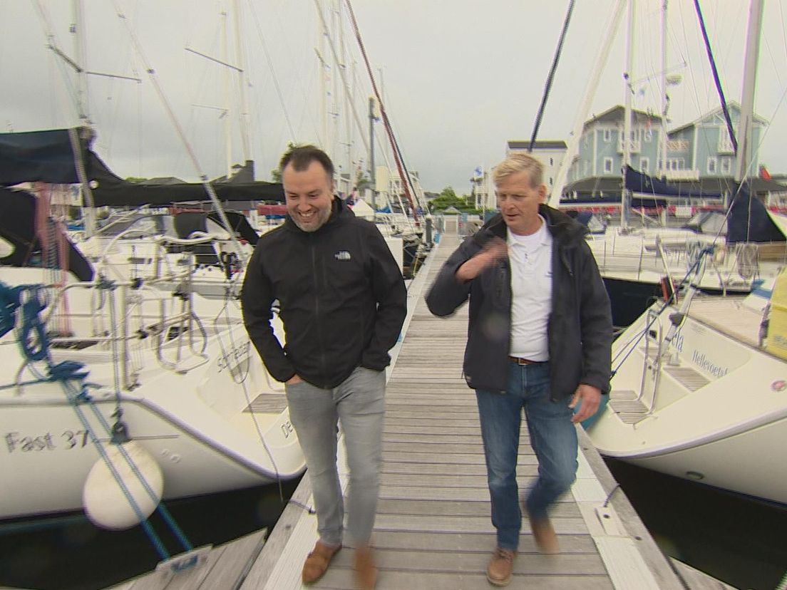 Ruurd van der Wel (links), regiomanager bij HISWA-RECRON, loopt samen met havenmeester Kees Broere (rechts) over de kade door Marina Cape Helius in Hellevoetsluis