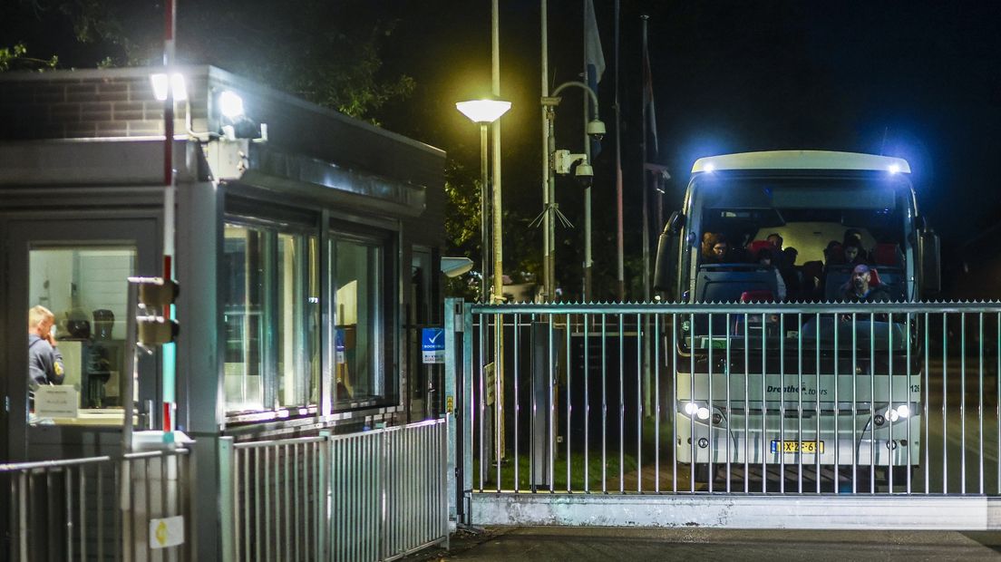 Een bus bij het aanmeldcentrum in Ter Apel