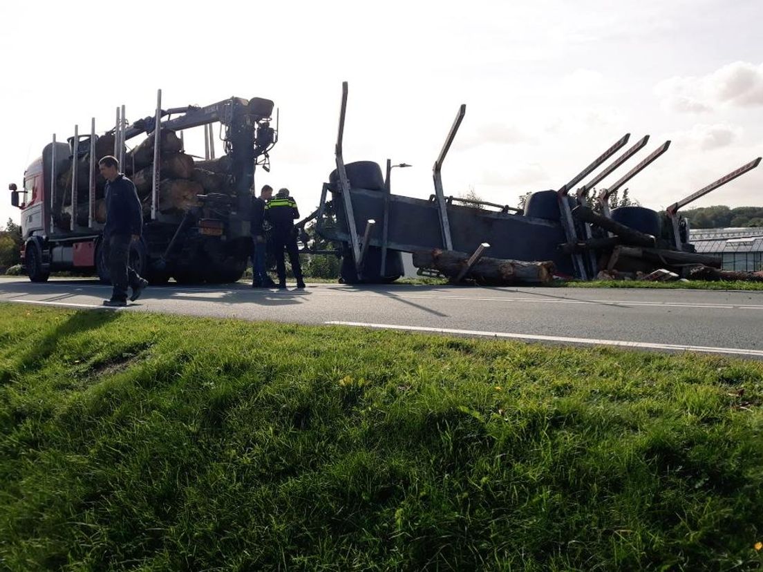 De oplegger van de vrachtwagen is omgevallen.