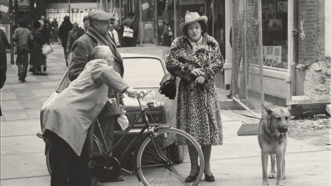 Frederick Linck, vrouw met hond en bontjas