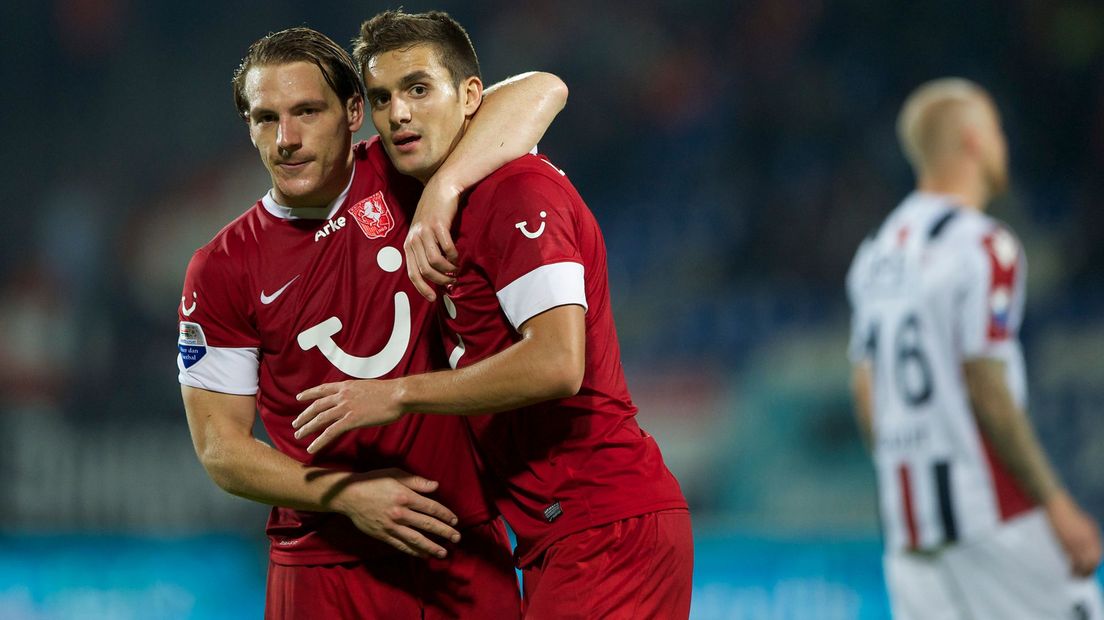 Robbert Schilder (l) maakte twee van de zes Twentse treffers bij de zege van 2012 in Tilburg. Dusan Tadic feliciteert hem.