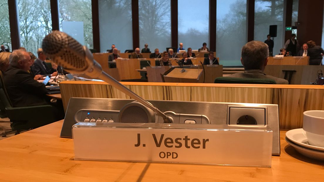 Het naambordje van Vester zal niet lang meer in het provinciehuis staan (Rechten: RTV Drenthe / Serge Vinkenvleugel)