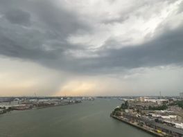 Donkere wolken en buien in Rotterdam-West.