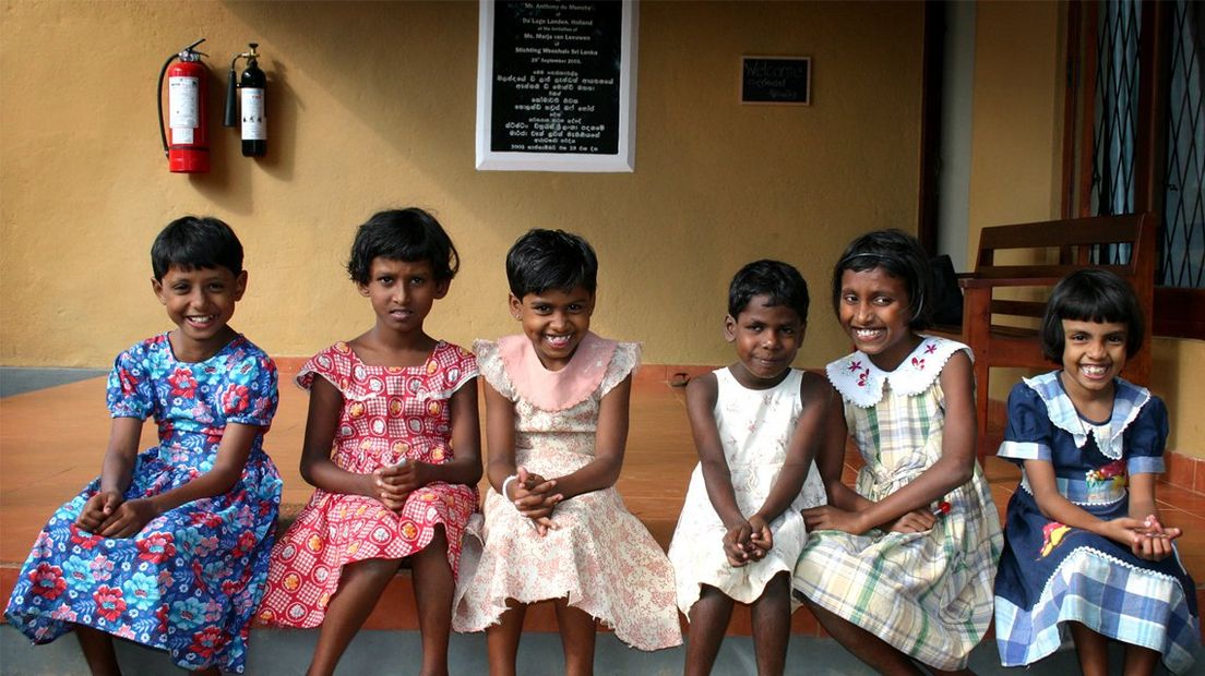 Kinderen voor weeshuis in Koggala in 2005
