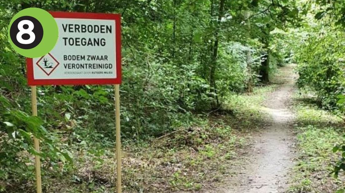 De borden in het bos zijn geplaatst zonder toestemming.