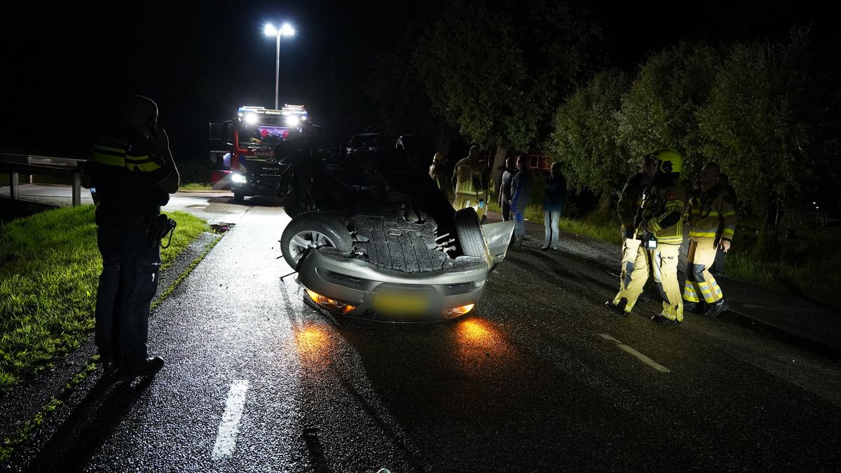 112 Nieuws: auto slaat over de kop in Mastenbroek, traumaheli opgeroepen