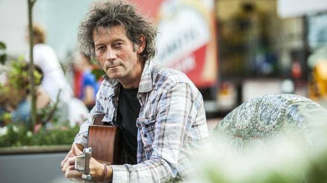 De troubadour met z'n gitaar