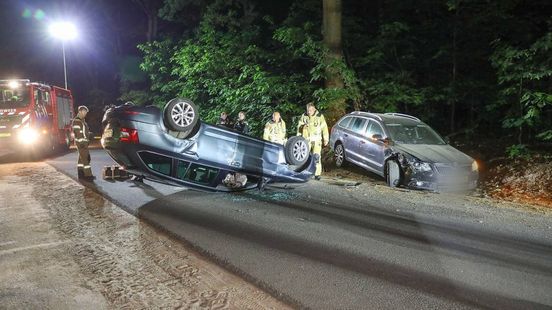 Bestuurder vlucht na zwaar auto-ongeluk. Bestuurder vlucht na zwaar auto-ongeluk.