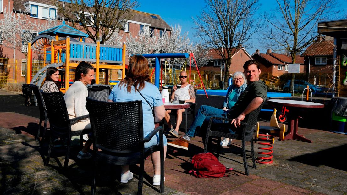 Bewoners uit de wijk zetten zich in voor de speeltuin