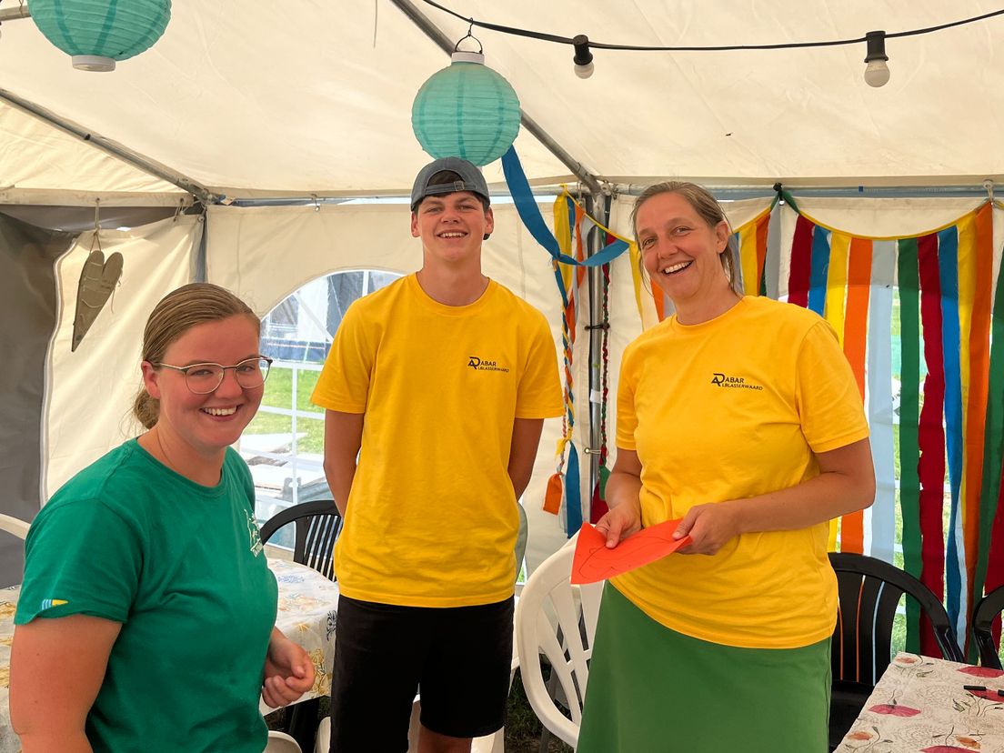 Willemieke (rechts) werkt samen met een groot team van vrijwilligers op de camping.
