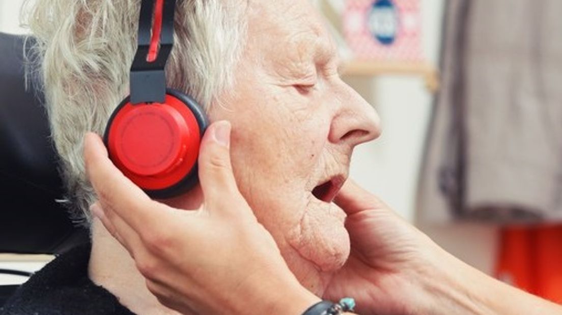 Weer even contact met je demente opa, oma, vader of moeder, dankzij de muziek uit hun jeugd. Bij de Liemerse zorginstelling Liemerije zijn de successen zo groot dat het project fors wordt uitgebreid.