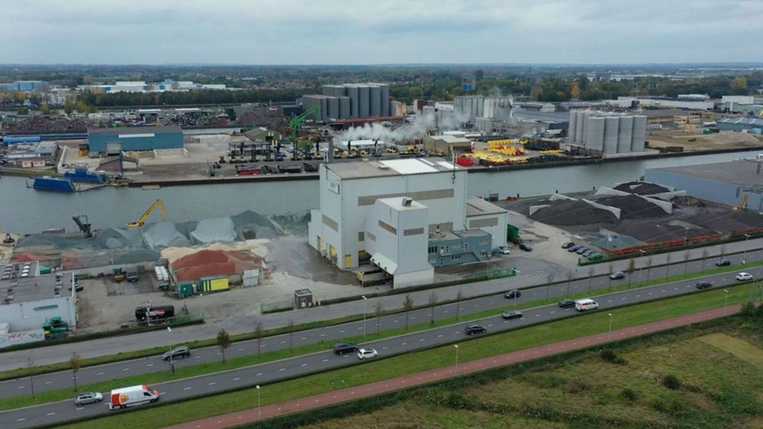 De zware industrie in Nijmegen-West met op de voorgrond asfaltcentrale APN