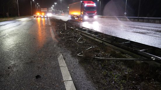 Automobiliste botst tegen bord splitsing A50 bij Zwolle: weg urenlang afgesloten Nieuws