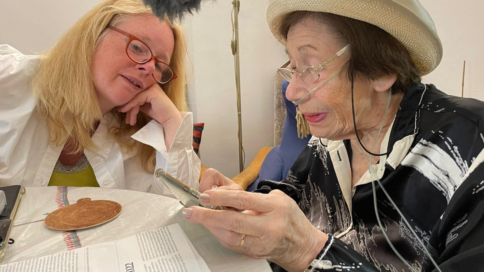 Van der Molen besjocht mei Hannah Goslar (1928-2022) âlde foto's