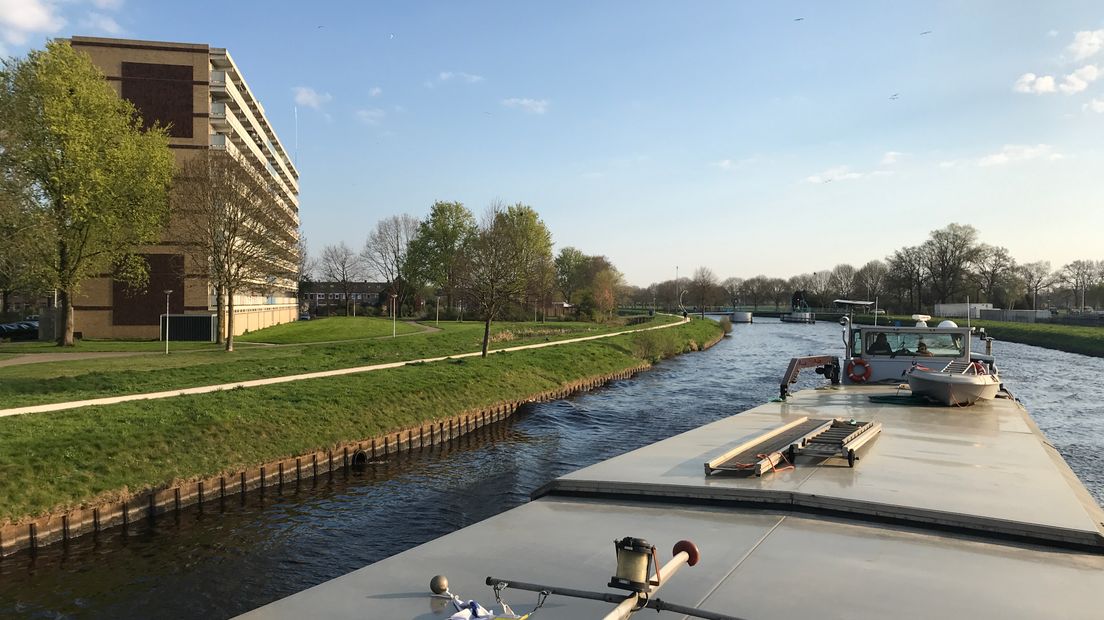 Spits Athena in de bocht van de Verlengde Hoogeveense vaart (Rechten: Serge Vinkenvleugel/RTV Drenthe)