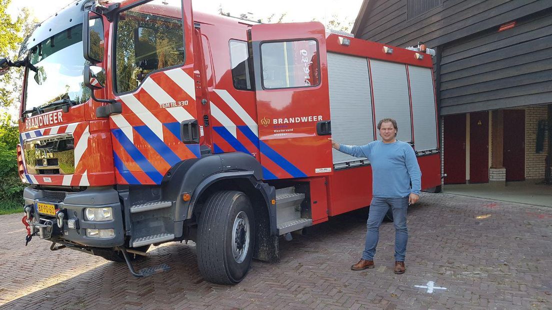 Johan Trompetter bij de brandweerwagen in Vledder (Rechten: RTV Drenthe/Robbert Oosting)
