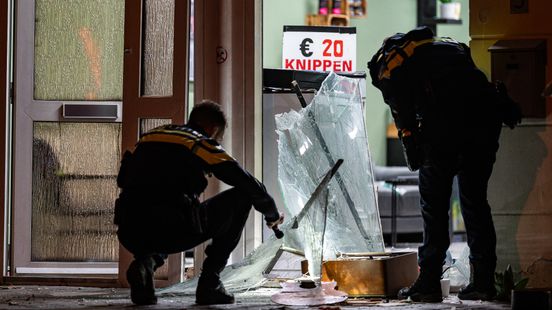 Grote schade bij kapperszaak na opnieuw een explosie, zwangere vrouw vlucht haar huis uit