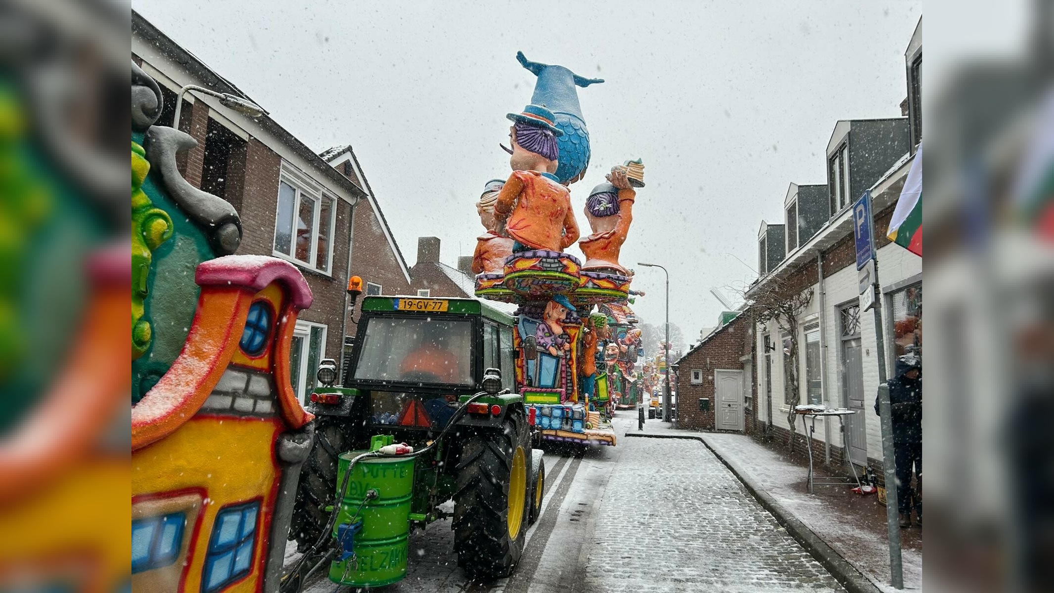 'We zijn ingesneeuwd, nog nooit meegemaakt', carnavalswagens brengen nacht door in straten Hulst na stilgelegde optocht