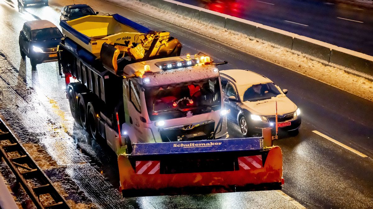File van meer dan 40 kilometer op A4 door sneeuw op snelweg
