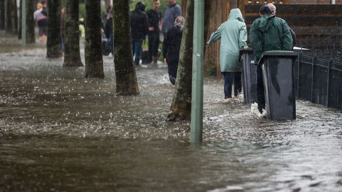 Veel plaatsen in Zuid-Limburg, zoals hier in Hoensbroek, hebben te kampen met wateroverlast.