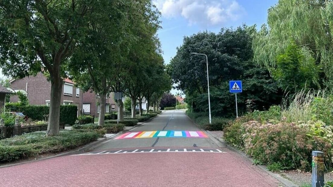 Het regenboogzebrapad in Biervliet