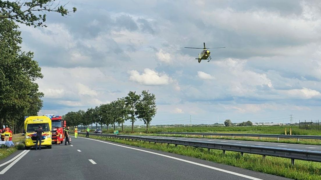 De traumahelikopter komt aanvliegen