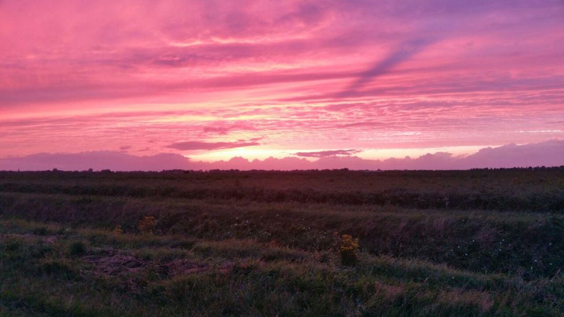 Gekleurde lucht boven Annerveenschekanaal (Rechten: Janet Oortwijn)