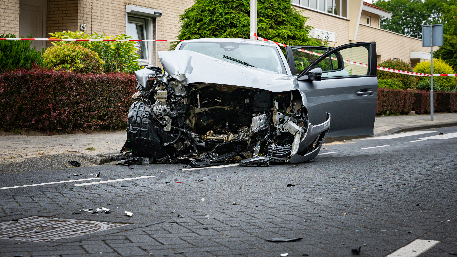 Motorblok op weg en paal omver: ravage na ongeluk met auto