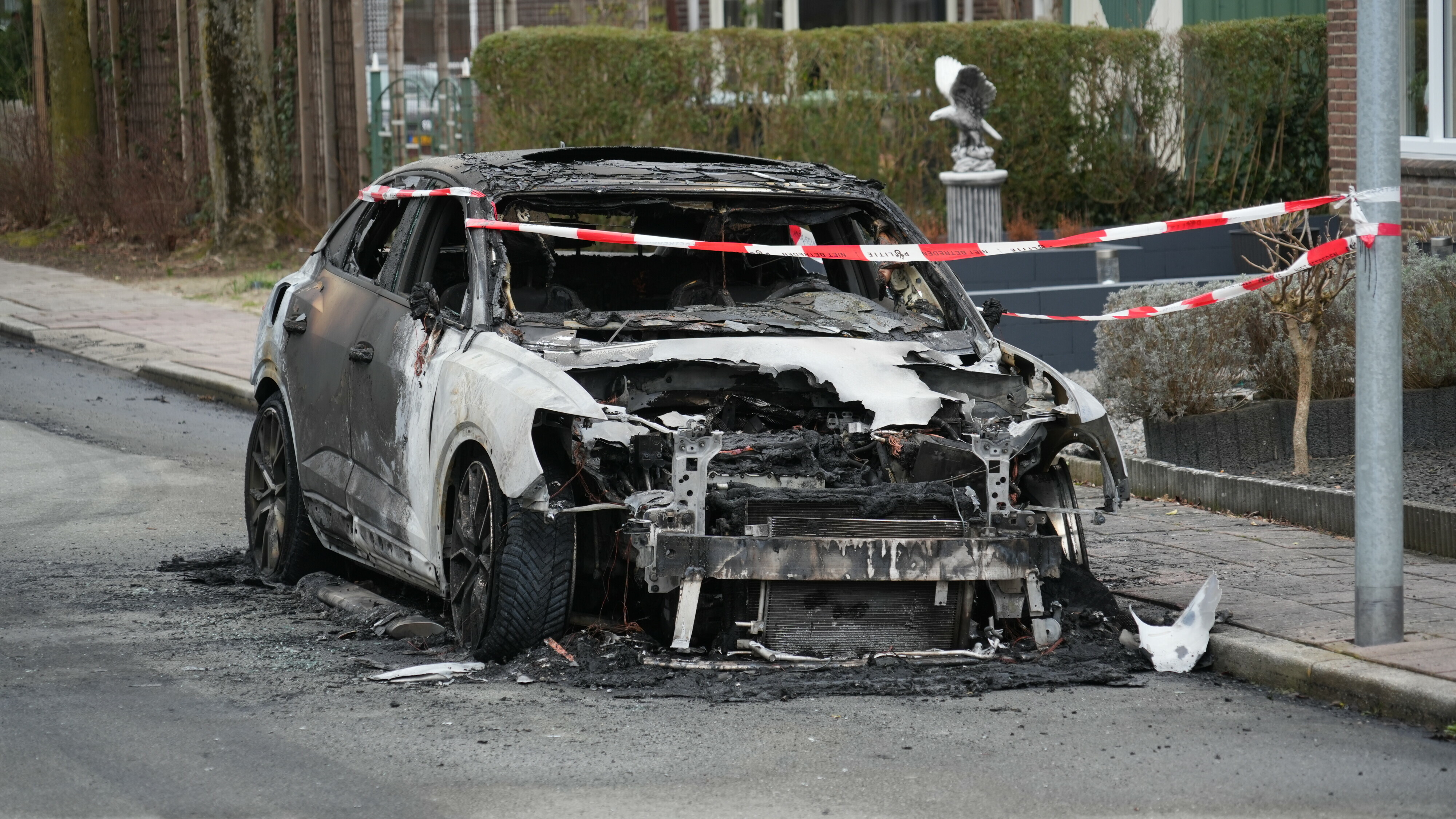 Auto in Emmen volledig uitgebrand