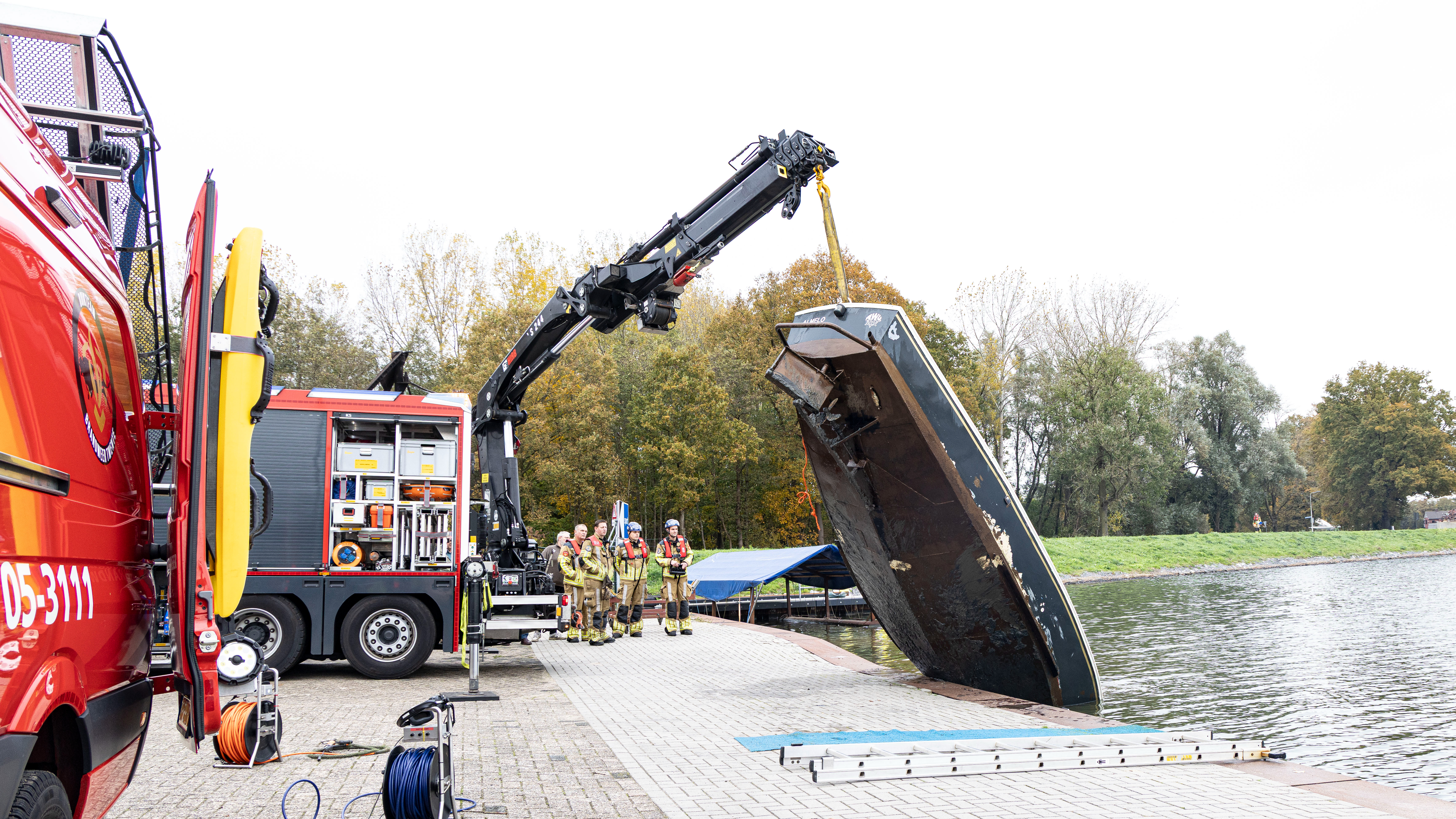 Koud kunstje voor brandweer: sloep boven water, mysterie opgelost.