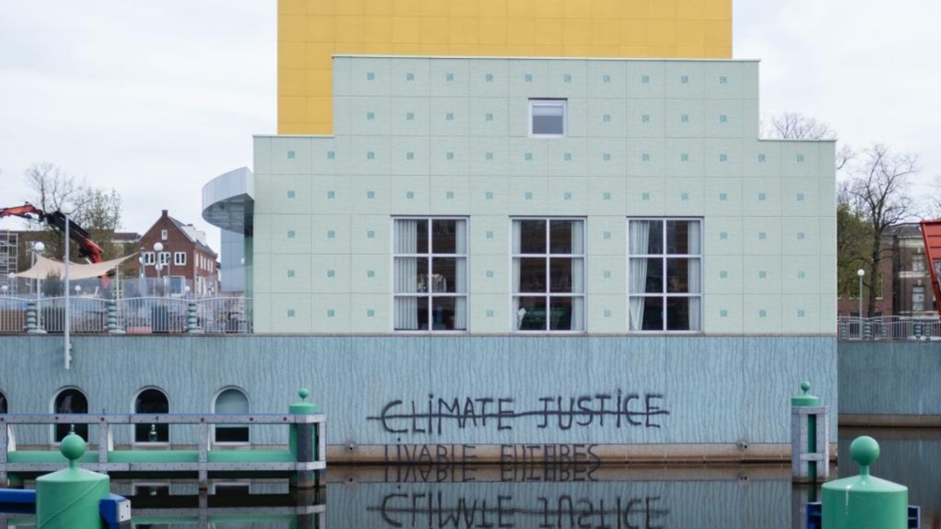 Groninger Museum doet aangifte tegen klimaatgraffiti-spuiters