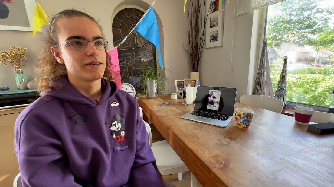 Timon (17) leert Oekraïense kinderen die in Polen zitten hoe ze moeten dansen.