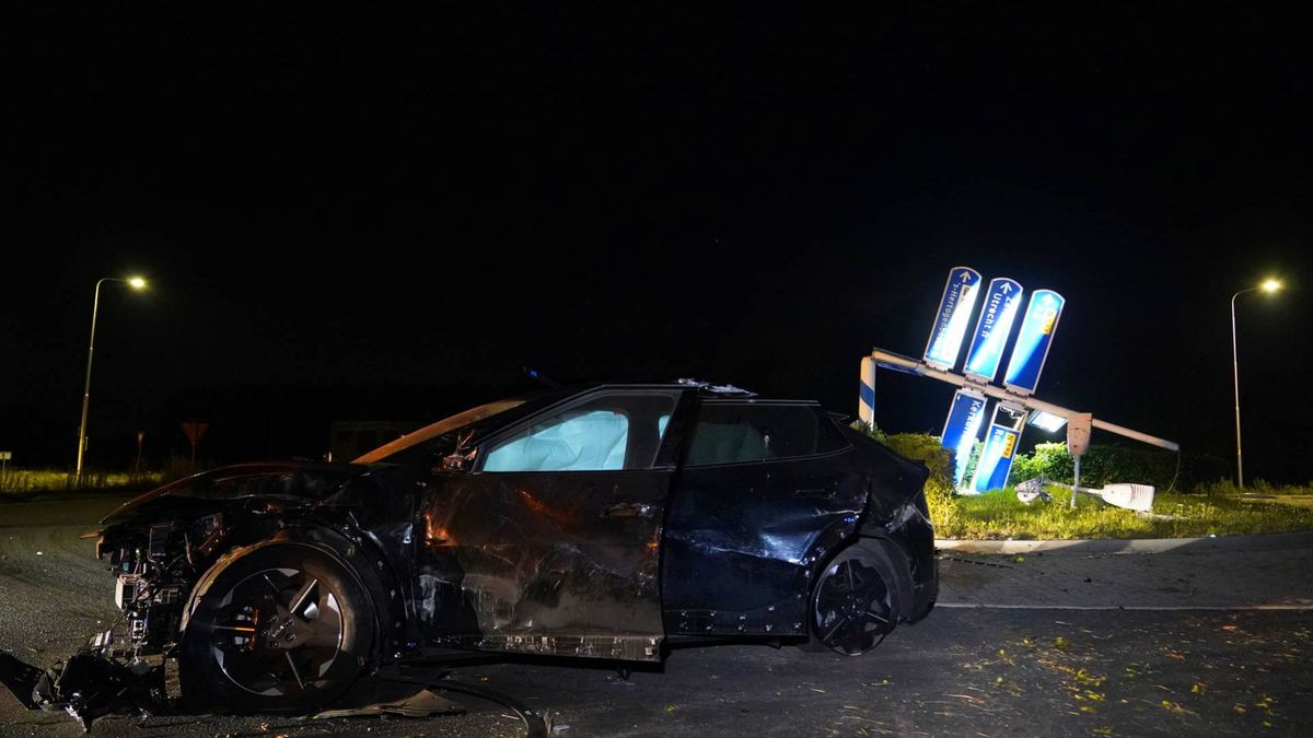 Bermbrand in Nijmegen • auto in sloot