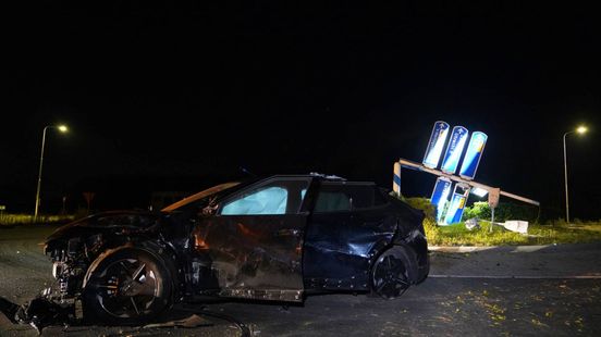 Botsing tussen twee auto's • Bestuurder rijdt tegen verkeerspaal