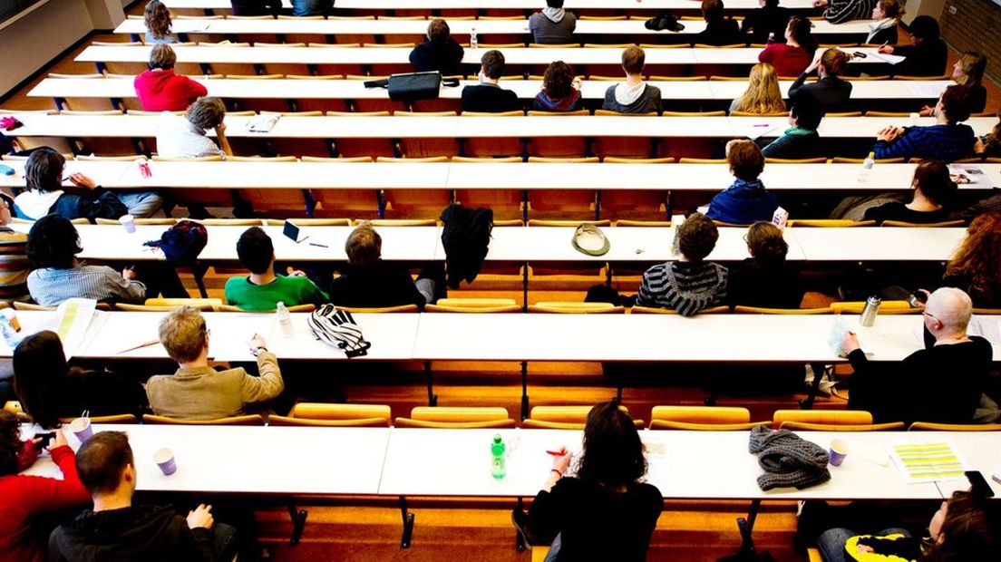 Een beeld van lang geleden, een gevulde collegezaal.