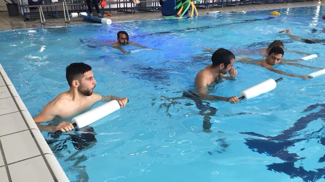 Zwemles voor asielzoekers