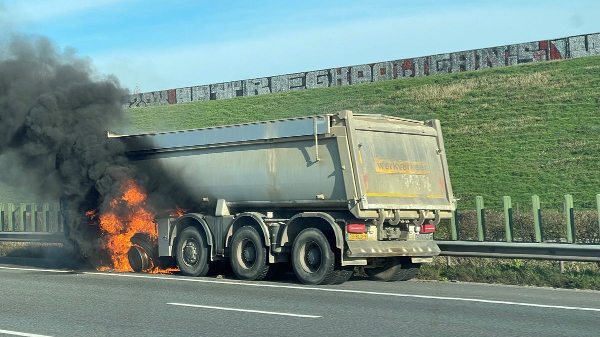 Vrachtwagen in brand op A2 bij De Meern, 2 rijstroken afgesloten