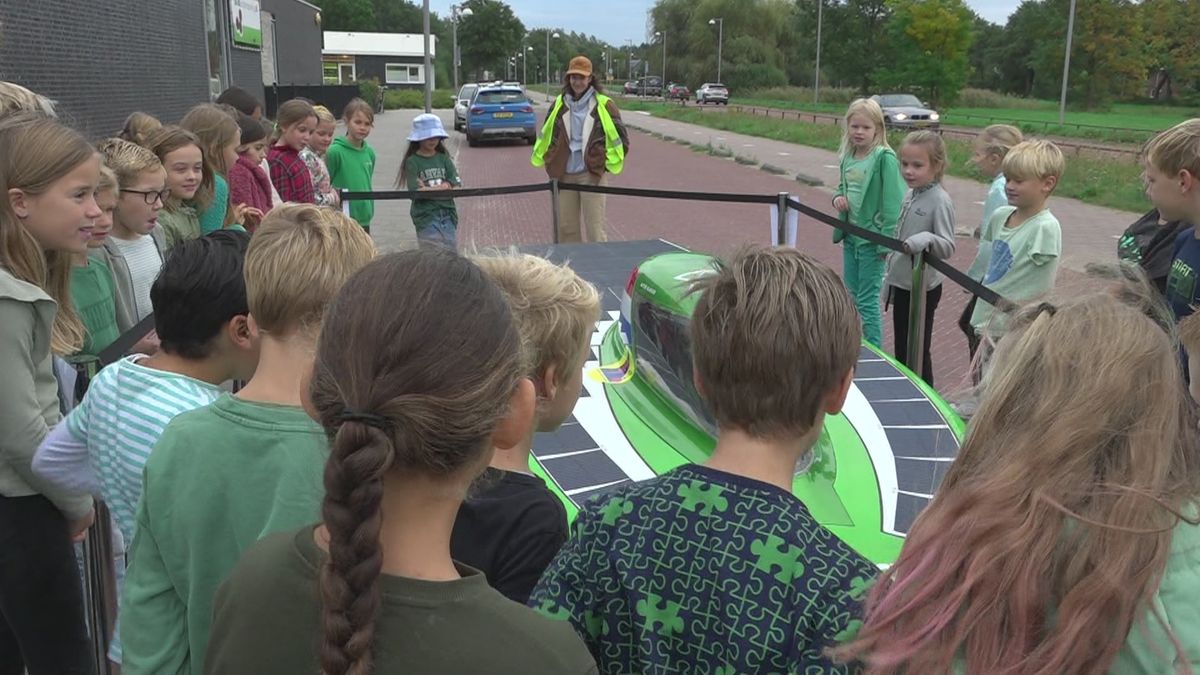 Kinderen in Eelderwolde vergapen zich aan zonneauto