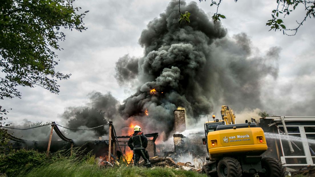 Aan de Hoofdweg in Loenen is maandagmiddag een dagbesteding voor gehandicapten uitgebrand. De dikke rookwolken waren van grote afstand te zien. Er raakte niemand gewond.