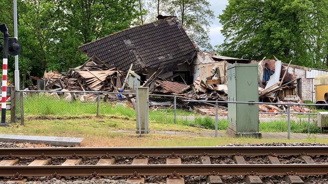 Het gesloopte pand naast het station in Kropswolde