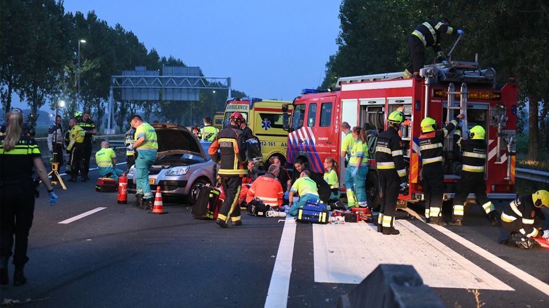 Hulpdiensten schieten te hulp op de A44.