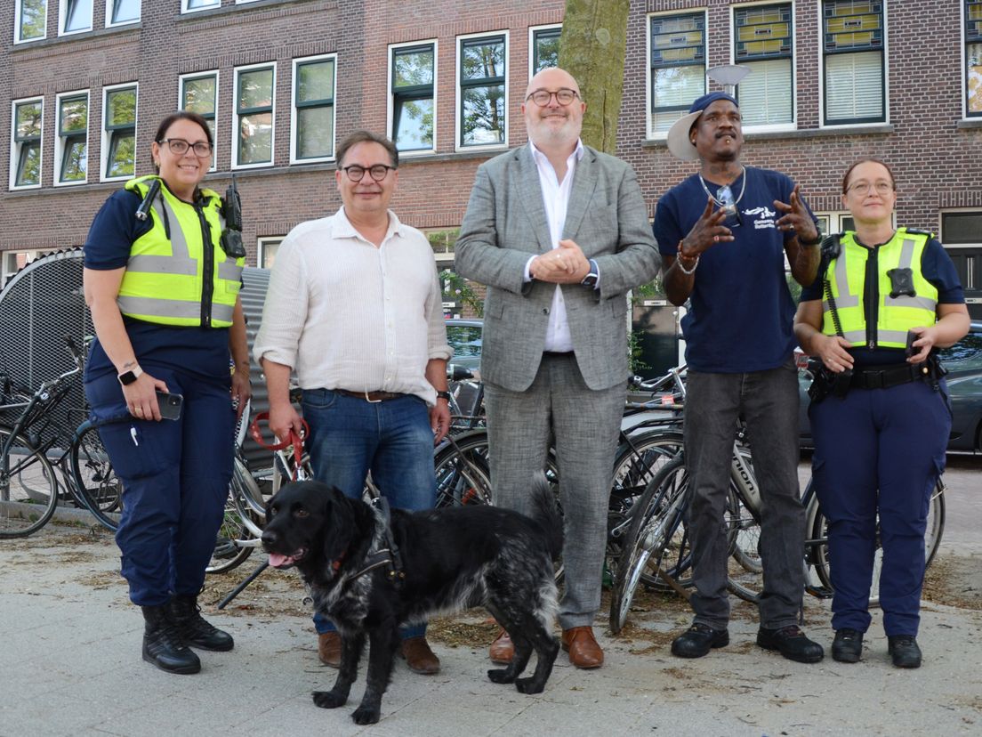 Vlnr: Handhaver Marion, wijkraad-voorzitter Rens van Overdam, wethouder Pascal Lansink-Bastemeijer, Everon van Stadsbeheer en handhaver Maryann.