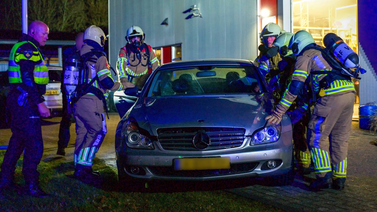Mercedes vliegt in brand in Balk