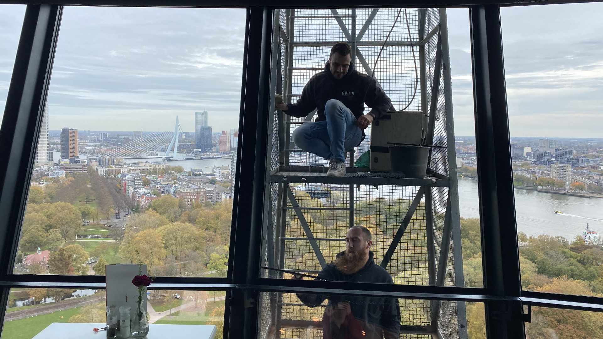 Leroy en Jeff wassen de ramen van de Euromast