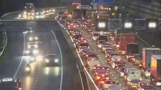 File op snelweg door botsing vrachtwagen en auto. File op snelweg door botsing vrachtwagen en auto.